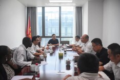 湖南大学非洲研究院来岳阳临港高新区考察座谈