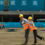 安全帽、水泥印、工装照……工地上的七夕，他们这样定格