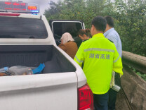 车辆高速路上抛锚遇险 柳叶湖路产大队暖心护送术后老人