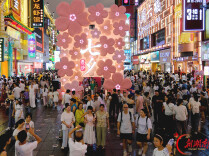 星城七夕夜，步行街里觅“浪漫”