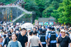 张家界公安“无人机+”旅游警务护航天门山百万客流平安