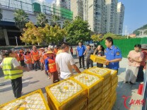 张家界市、县总工会与环卫部门联合开展“工会送清凉·防暑保安康”慰问活动