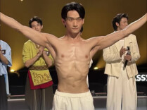 杨丽萍舞剧中“男孔雀”王思龙，在《舞蹈新风暴》现场表演孔雀舞