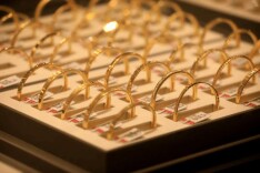 金饰克价月内涨超100元，金价缘何反弹