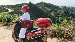 摩托当坐骑，药箱聚大爱！芷江村医宋先国30年扎根大山护佑乡亲健康