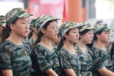 长沙华中医科学校举行2026级新生军事化素质拓展结营暨总结表彰大会 