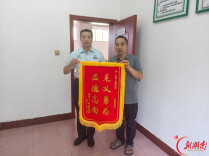 八旬老人街头晕倒！关键时刻，他的举动太帅了