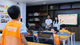 课堂搬进市场里，长理学子护航青少年平安成长
