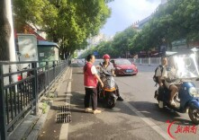 珠晖区葵花里社区：早高峰上路劝导 守护群众“头顶安全”