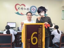 这位肛肠科医生收到的锦旗，全是“梗”，超暖心！