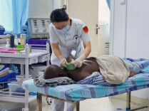 异国友人体验中医外治 湘南学院附属医院特色疗法获赞誉