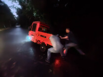 见就上！四双电力人的手，把侧翻三轮推回路面