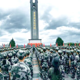 这所学校用一场徒步拉练和烈士祭奠，为新生扣好“第一粒扣子”