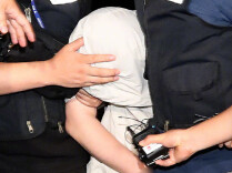 杀害25岁在韩女生嫌疑人被捕时低头沉默，作案后曾男扮女装、戴帽子遮脸，试图混淆警方视线