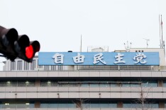 “进贡”丑闻发酵 日本自民党担忧影响选情