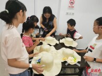 湘江新区银桥社区开展“清凉夏日 草帽绘梦”主题创意手作活动