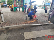 娄底市城管执法支队城东大队及时处置人行道安全隐患