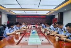 岳阳整治危货乱停 护航平安出行