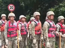 解放军、武警官兵空中地面同步推进 开展救灾工作