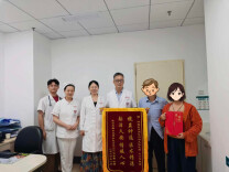 连吃20多个西红柿后肠道被堵死，专家在“薄如纸”的肠壁内“愚公移山”