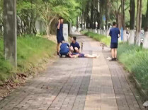 男子抽搐倒地，危急时刻消防员及时救助