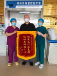 从四肢瘫痪、无法脱机到站立！24天完成生命突围