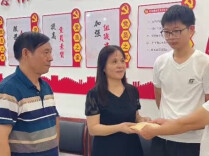 “扶老人被索赔1.9万”事件最新进展：店主捐出12万元捐助款，当地慈善总会已收到