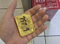 女子接娃回家的路上捡到价值约90万元的黄金，果断交给商场保安后离去