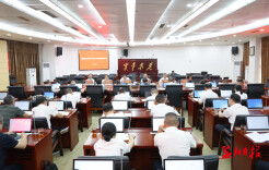 向世聪主持市委理论学习中心组第8次集体学习