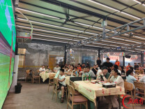 益阳队客场激战郴州，“第二现场”沸腾了：400平方米大屏前，球迷为家乡队伍隔空呐喊