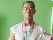 松弛感拉满！66岁长沙爹爹旅游“顺便”赢回健美冠军