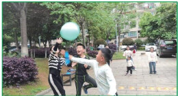 湖南第六届体育云动会•体育故事汇3｜春日暖阳逐风跑 小区楼下的“气球排球”赛守护少年向阳成长