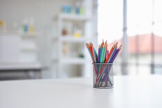 多地立法禁止学生带手机入校 专家建议采取“疏堵结合”策略