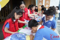 衣脉相承 温暖接力——长沙市天心区书院小学“校服漂流驿站”开学首日受热捧