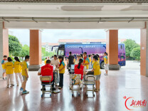 “移动魔法城堡！”流动图书车开进长沙一乡镇小学