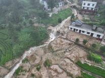 常宁塔山528户1411人连夜转移后，山洪裹着泥沙冲进村子