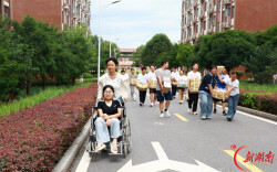 “匡语轩：我是你的双腿；刘思涵：我是你的拐杖”；祁东姐妹花：共赴高中梦成真