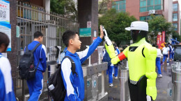 科技范十足！安全感满满！望城学校门口来了位新“交警”