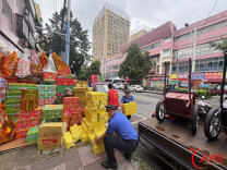 娄底市城管执法支队集中整治祭祀用品占道经营乱象