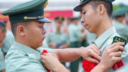 欢送退役士兵光荣返乡