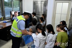九华交警柔性执法守护学生骑行安全​