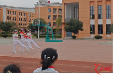 海军官兵为石门蒙泉镇芙蓉学校学子上开学第一课