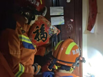 女子反锁房门欲轻生，消防紧急破门施救