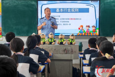 护航开学季，洞口交警将交通安全课送进校园