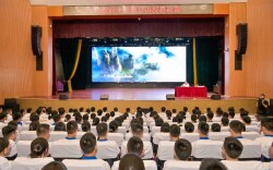 陈澎到湖南师大附中张家界市民族中学讲授思政课
