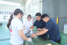 车间里的“火热”课堂：长理学子暑期“上手”金属空气电池关键工序