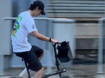 王一博单手扶把一只手插兜，骑单车巡场赛道松弛感满满