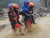 暴雨冲毁道路，消防员4小时背出88岁独居老人