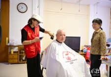 韶山理发师刘永花与她的“阳光5号”义剪队
