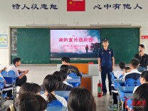 弯腰捂鼻“黄金3分钟”撤离！消防员带着真装备走进铜官中学